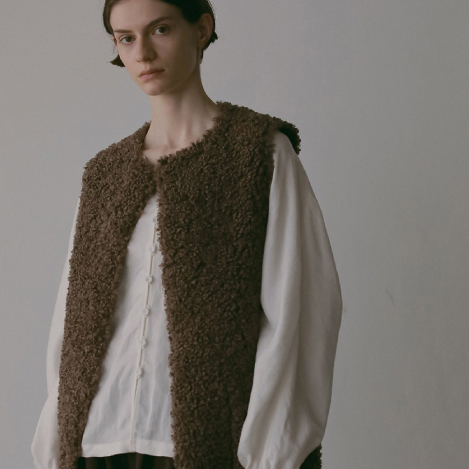 1枚足すだけで印象が変わる。素材で選ぶ秋の新作ベスト