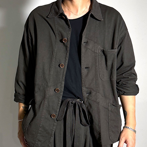 カットソー素材で仕立てる新時代のセットアップ