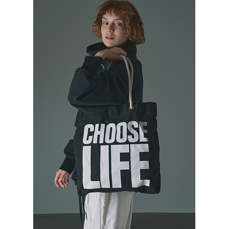 90年代の名作が現代に。今の気分をまとった「キャサリン・ハムネット」の秋冬コレクション