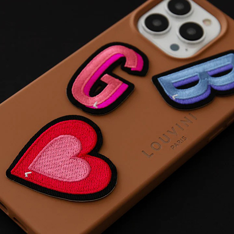 「ルヴィニ パリ」のステッカーでスマホケースをカスタマイズ！