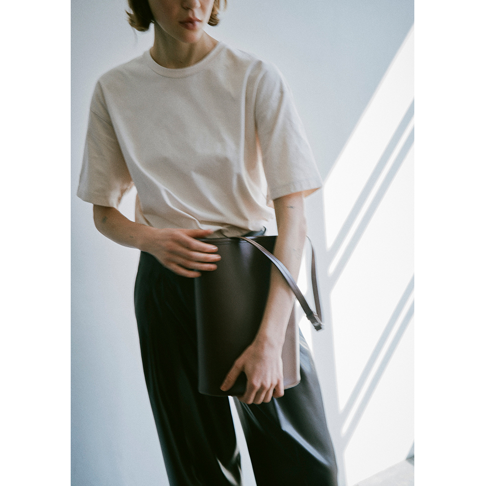 毎日持ちたくなる軽さ。「スキュー」で見つける、ミニマルデザインの相棒バッグ