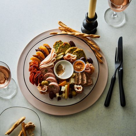 フランス人シェフが手掛ける「ア・ターブル! エピスリー・フィン」の本格的グルメをお届け!