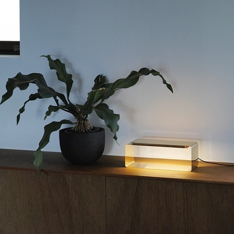 暮らしに静かな輝きを。手仕事から生まれる「ワイ・エス・エム プロダクツ」の照明