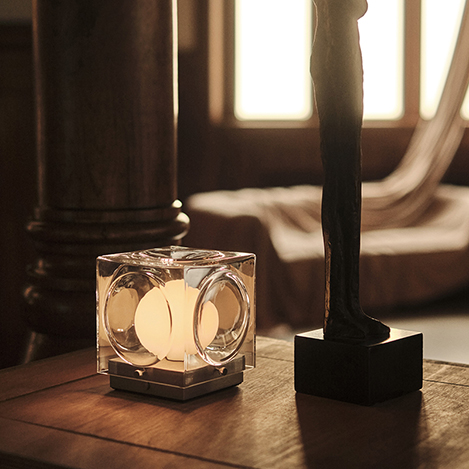 美しく光をまとう。彫刻のようなポータブルランプ「CHANT」